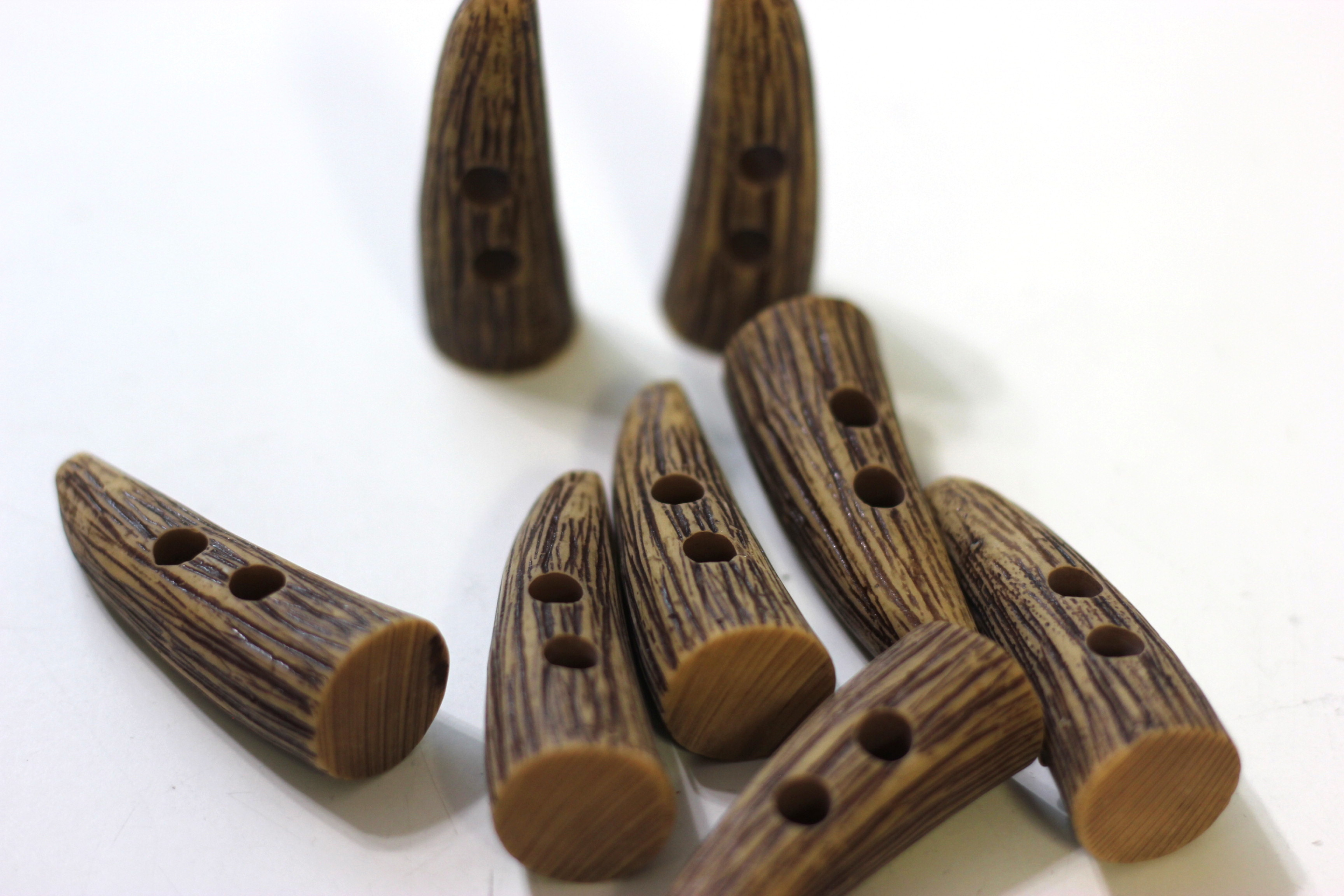  Natural Horn Toggles,Polish Tooth Horn for Coats &  Jackets,Toggle Buttons,Horn Buttons for Craft Medieval & Fantastic  Accessories,Natural Horn Shape 2 Hole Scrapbooking Sewing Toggle Wood  Buttons 5Pcs